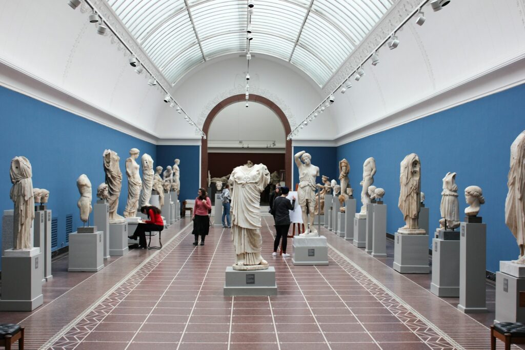 Visitors in a museum exhibition gallery — Perfect.Live