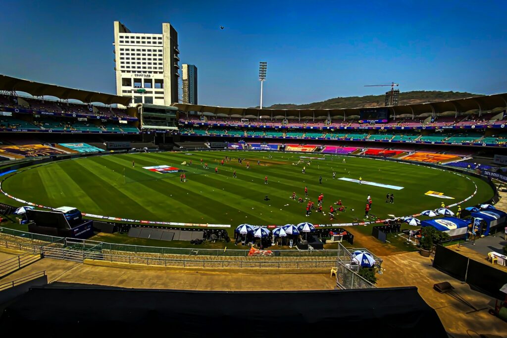 Crowd watching a summer Test — Perfect.Live