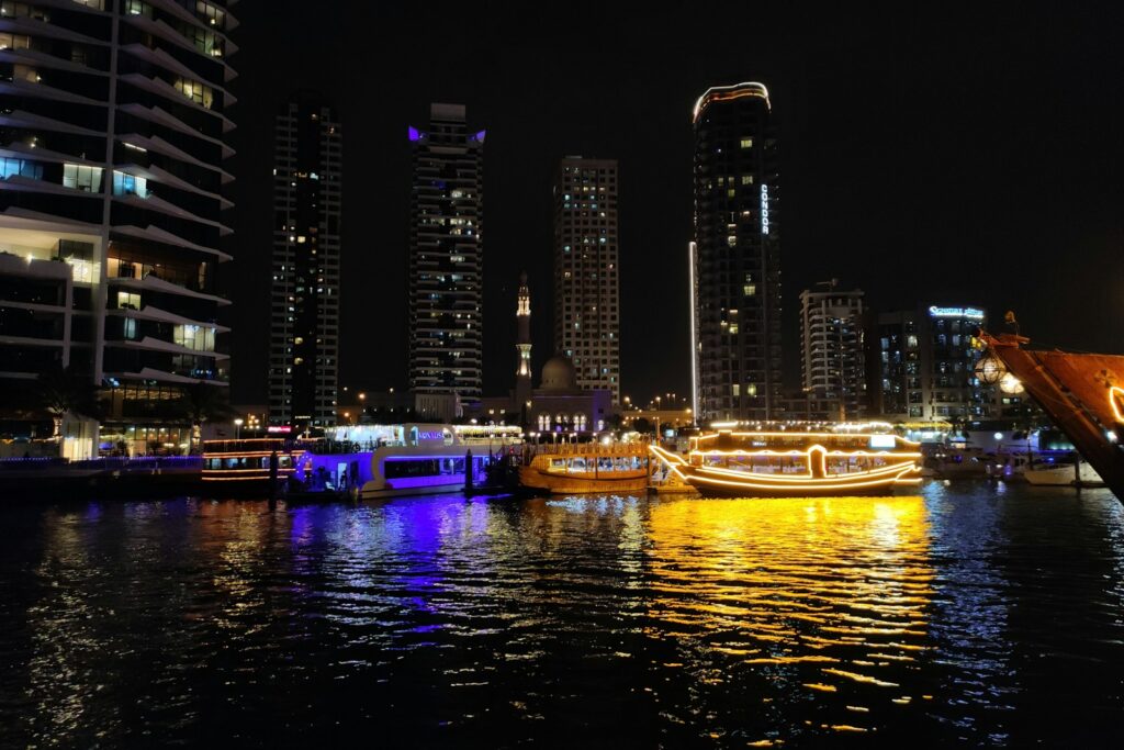 Illuminated boats on the water in Dubai Marina at night — Perfect.Live
