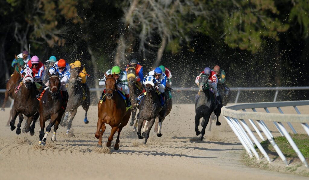 Horses rounding the turn during the Kentucky Derby at Churchill Downs — Perfect.Live