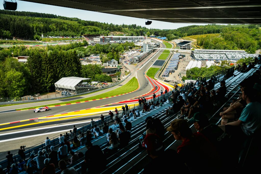 Spectators watching cars through a circuit curve — Perfect.Live