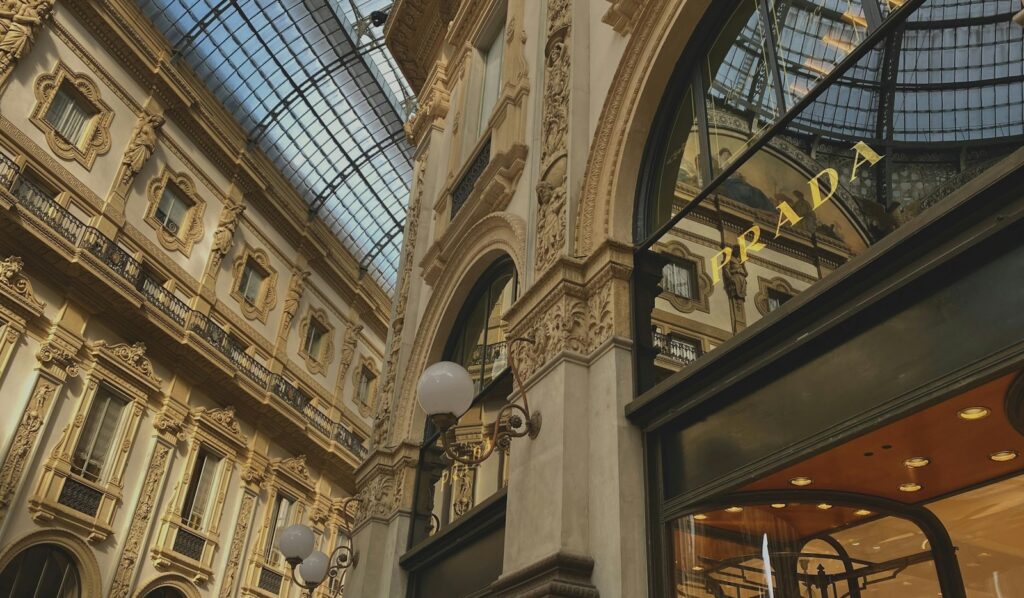 Boutique storefront in the Quadrilatero della Moda, Milan — Perfect.Live