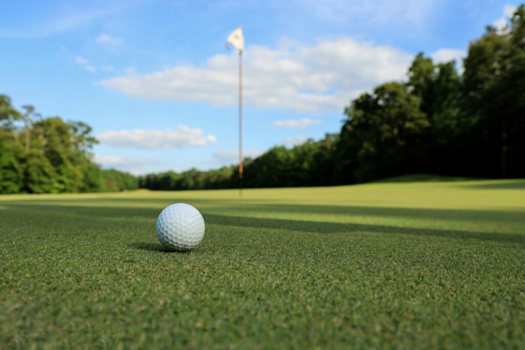 Ball on a manicured green during a major championship — Perfect.Live