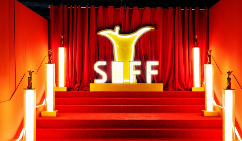 Red carpet entrance lit for an awards evening — Perfect.Live