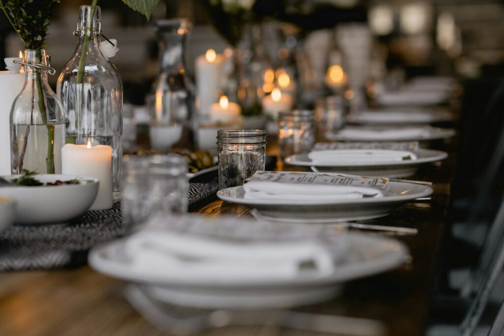 A single long table laid in a private dining room, the format that separates a real private room from a partitioned corner