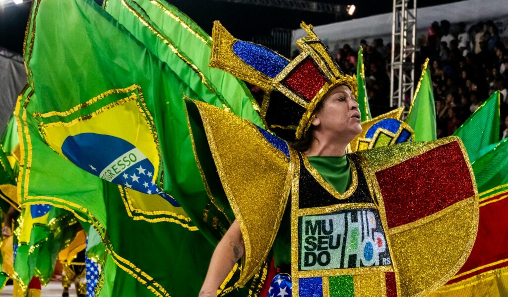 Performer in full costume during the Rio Carnival parade — Perfect.Live