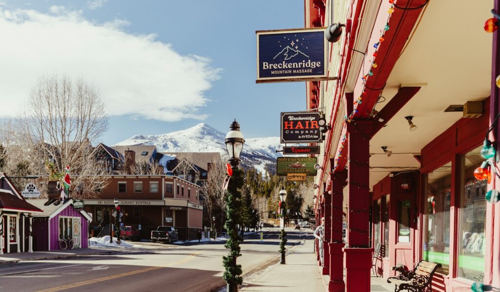 Snow-covered Boulder, Colorado street with the Flatirons behind at dusk — Perfect.Live